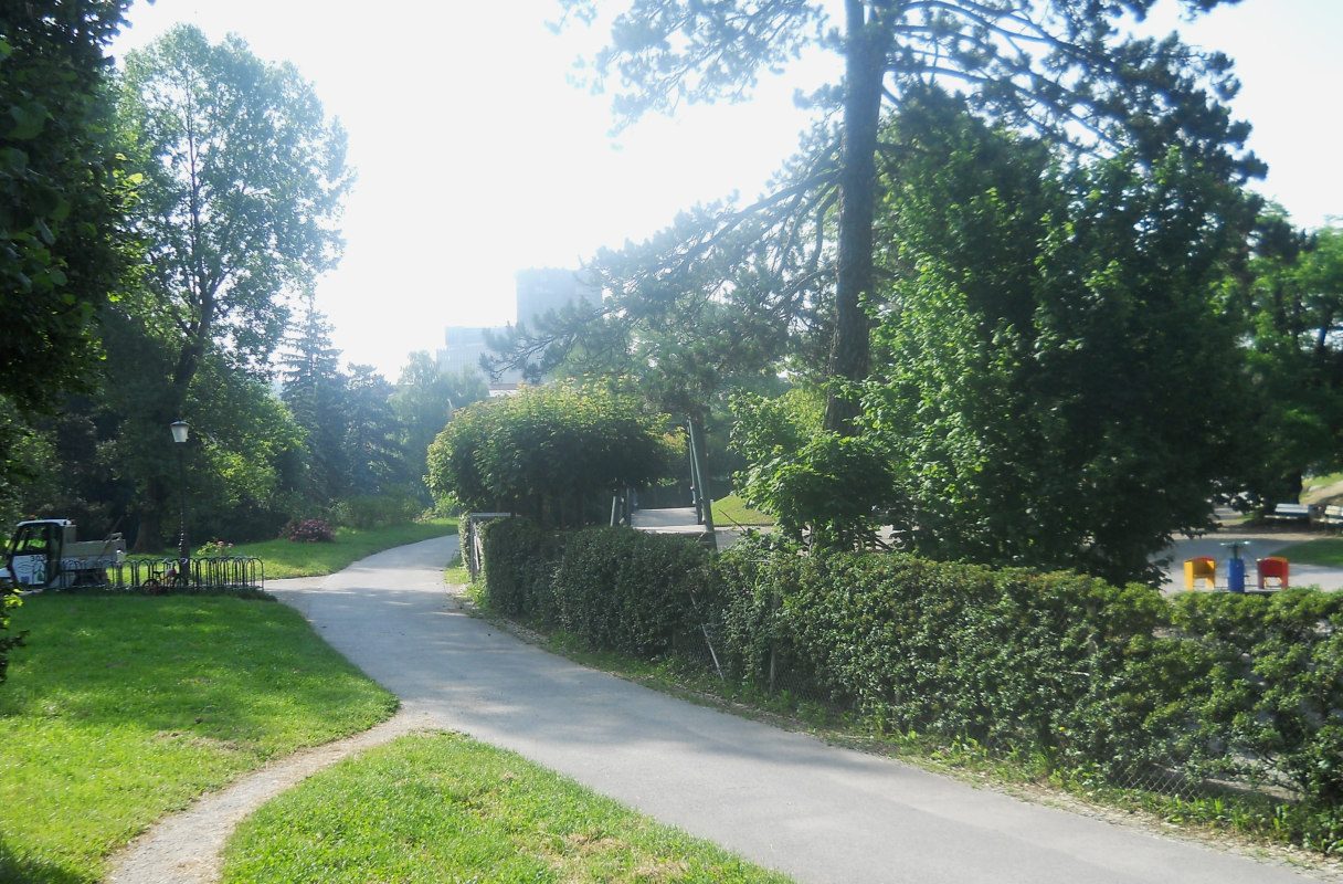 Tree-lined promenade in Tivoli Park